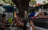 Dân nghèo Philippines chen chúc 