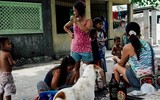 Dân nghèo Philippines chen chúc 