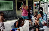 Dân nghèo Philippines chen chúc 