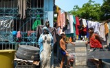 Dân nghèo Philippines chen chúc 