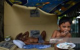 Dân nghèo Philippines chen chúc 