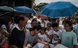 Dân nghèo Philippines chen chúc 