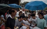 Dân nghèo Philippines chen chúc 
