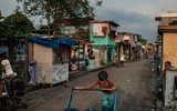 Dân nghèo Philippines chen chúc 