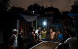 Dân nghèo Philippines chen chúc 