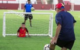 Cậu bé không chân sống đầy nghị lực, 