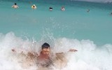 Cậu bé không chân sống đầy nghị lực, 