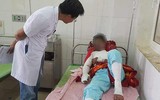 [ẢNH] Nguy hiểm chết người của việc dùng điện thoại khi sạc