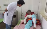 [ẢNH] Nguy hiểm chết người của việc dùng điện thoại khi sạc