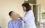 [ẢNH] Nguy hiểm chết người của việc dùng điện thoại khi sạc