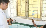 [ẢNH] Nguy hiểm chết người của việc dùng điện thoại khi sạc