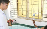 [ẢNH] Nguy hiểm chết người của việc dùng điện thoại khi sạc