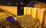 [ẢNH] TP.HCM: Triều cường dâng gây vỡ bờ bao, nước 