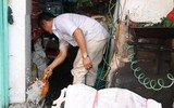 [ẢNH] TP.HCM: Triều cường dâng gây vỡ bờ bao, nước 