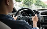 [ẢNH] Cách thoát chết trong gang tấc khi ô tô lao xuống nước