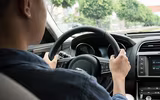 [ẢNH] Cách thoát chết trong gang tấc khi ô tô lao xuống nước