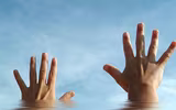 [ẢNH] Cách thoát chết trong gang tấc khi ô tô lao xuống nước