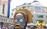 [ẢNH] Phố đi bộ Hồ Gươm tưng bừng sắc màu trong Carnival đậm chất Mỹ-Latin