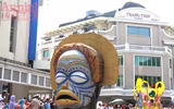 [ẢNH] Phố đi bộ Hồ Gươm tưng bừng sắc màu trong Carnival đậm chất Mỹ-Latin