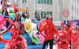 [ẢNH] Phố đi bộ Hồ Gươm tưng bừng sắc màu trong Carnival đậm chất Mỹ-Latin