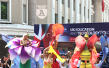 [ẢNH] Phố đi bộ Hồ Gươm tưng bừng sắc màu trong Carnival đậm chất Mỹ-Latin