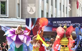 [ẢNH] Phố đi bộ Hồ Gươm tưng bừng sắc màu trong Carnival đậm chất Mỹ-Latin