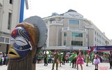 [ẢNH] Phố đi bộ Hồ Gươm tưng bừng sắc màu trong Carnival đậm chất Mỹ-Latin