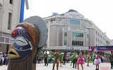 [ẢNH] Phố đi bộ Hồ Gươm tưng bừng sắc màu trong Carnival đậm chất Mỹ-Latin