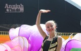 [ẢNH] Phố đi bộ Hồ Gươm tưng bừng sắc màu trong Carnival đậm chất Mỹ-Latin