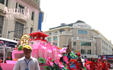 [ẢNH] Phố đi bộ Hồ Gươm tưng bừng sắc màu trong Carnival đậm chất Mỹ-Latin