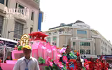[ẢNH] Phố đi bộ Hồ Gươm tưng bừng sắc màu trong Carnival đậm chất Mỹ-Latin