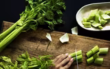 [ẢNH] Những kiểu ăn rau tưởng ngon bổ nhưng lại độc hại vô cùng