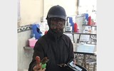 [ẢNH] Vụ người lạ bôi mặt, cầm đầu gà ăn xin: Cảnh giác những trò bịa đặt xấu xí