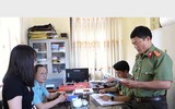 [ẢNH] Vụ người lạ bôi mặt, cầm đầu gà ăn xin: Cảnh giác những trò bịa đặt xấu xí