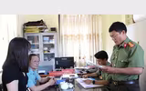 [ẢNH] Vụ người lạ bôi mặt, cầm đầu gà ăn xin: Cảnh giác những trò bịa đặt xấu xí