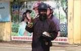 [ẢNH] Vụ người lạ bôi mặt, cầm đầu gà ăn xin: Cảnh giác những trò bịa đặt xấu xí