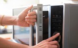 [ẢNH] Khám phá những công dụng tuyệt vời nhưng ít ai biết đến của lò vi sóng