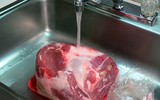 [ẢNH] Những thói quen xấu trong bếp có thể ảnh hưởng nghiêm trọng tới sức khỏe