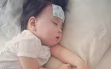 [ẢNH] Hạ sốt an toàn cho trẻ bằng các mẹo dân gian