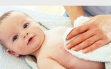 [ẢNH] Hạ sốt an toàn cho trẻ bằng các mẹo dân gian
