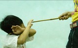 [ẢNH] Bạo hành trẻ em: Cần chế tài xử phạt thích đáng