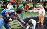 [ẢNH] Khoảng khắc người dân Hà Nội, TP.HCM tưng bừng tận hưởng năm mới 2020