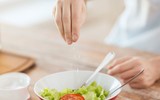 [ẢNH] Những hậu quả cơ thể gặp phải khi ăn quá mặn