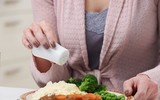 [ẢNH] Những hậu quả cơ thể gặp phải khi ăn quá mặn