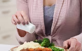 [ẢNH] Những hậu quả cơ thể gặp phải khi ăn quá mặn