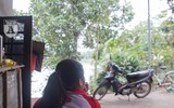 [ẢNH] Nụ cười lạc quan của nữ sinh Ngoại Thương trước cái Tết 