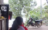 [ẢNH] Nụ cười lạc quan của nữ sinh Ngoại Thương trước cái Tết 