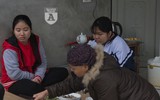 [ẢNH] Nụ cười lạc quan của nữ sinh Ngoại Thương trước cái Tết 