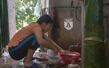 [ẢNH] Nụ cười lạc quan của nữ sinh Ngoại Thương trước cái Tết 