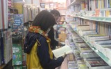 [ẢNH] Nhiều người đổ ra phố sách Đinh Lễ sau đêm giao thừa để 